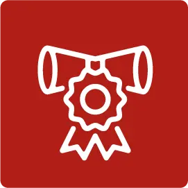 Ícono de estudiante con birrete frente a una computadora, representando la modalidad virtual de la especialización en Alta Gerencia