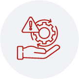 Icono de una mano sosteniendo un engranaje y una señal de advertencia, ilustrando la gestión de riesgos en la especialización en auditoría y control interno virtual