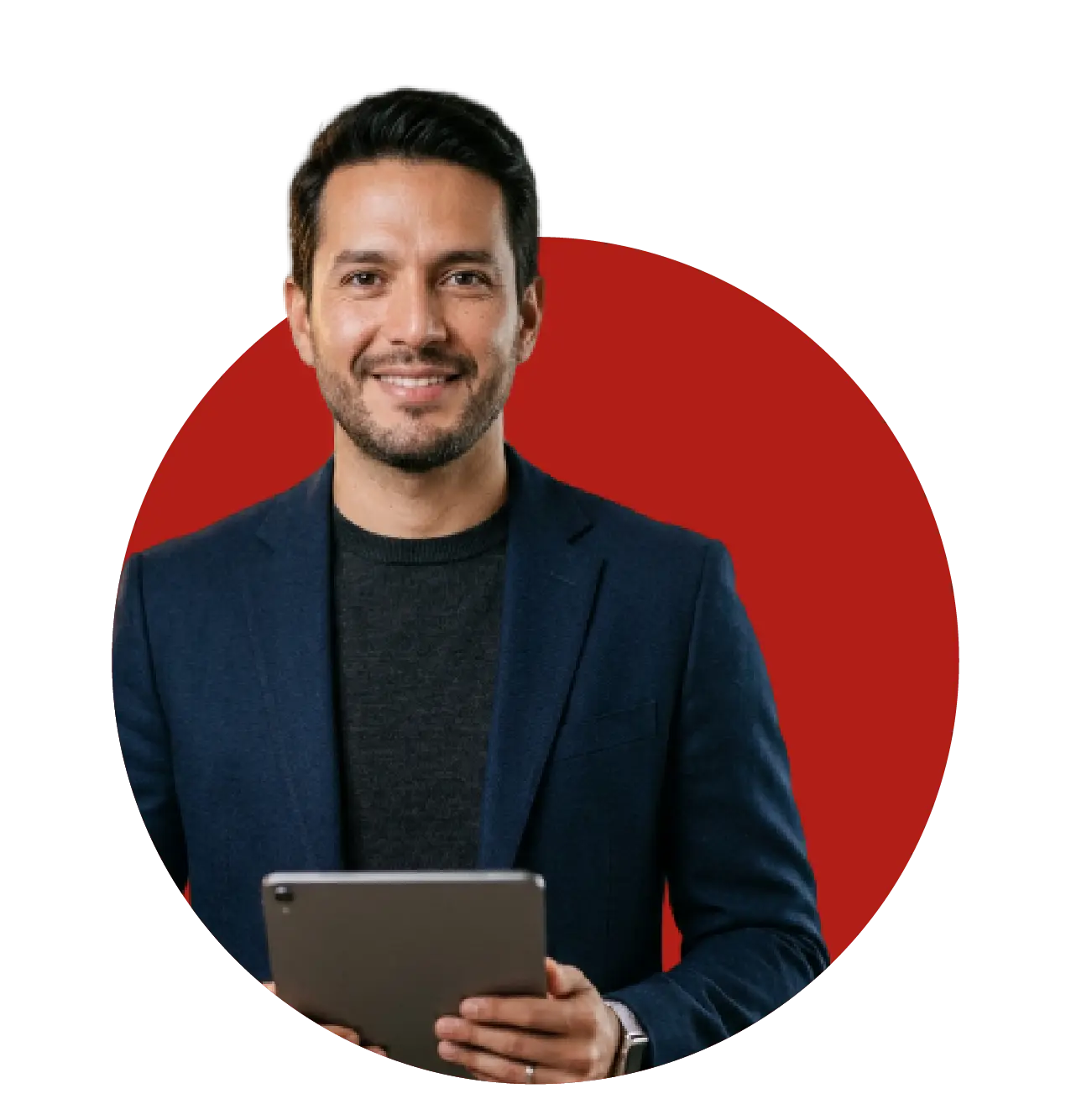 Hombre sonriente con blazer oscuro sosteniendo una tablet frente a un fondo gráfico rojo y negro, imagen asociada a la gestión de negocios digitales.