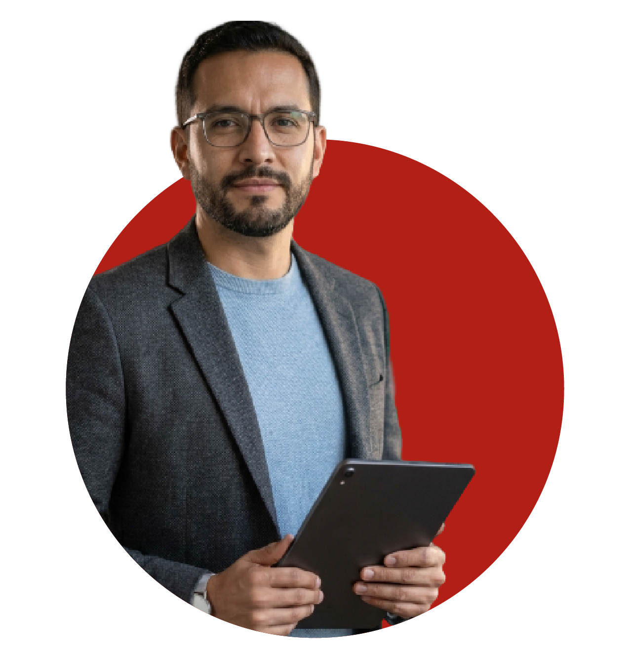 Profesional con gafas y chaqueta sosteniendo una tableta frente a un fondo gráfico en tonos rojo, negro y gris.