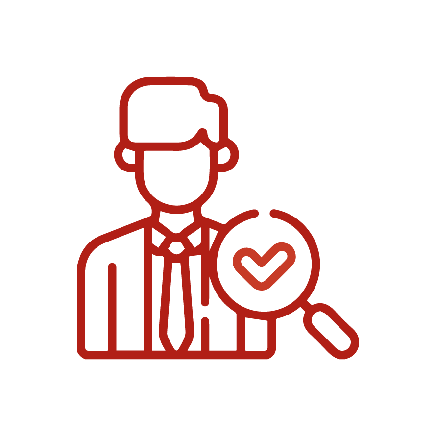 fotografía de hombre sonriente vestido formal sosteniendo una tablet frente a fondo circular rojo, representación de la formación en revisoría fiscal con uso de herramientas digitales en entornos profesionales