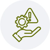 Ícono de una mano que sostiene un engranaje y una alerta: auditoría y gestión de riesgos en la organización