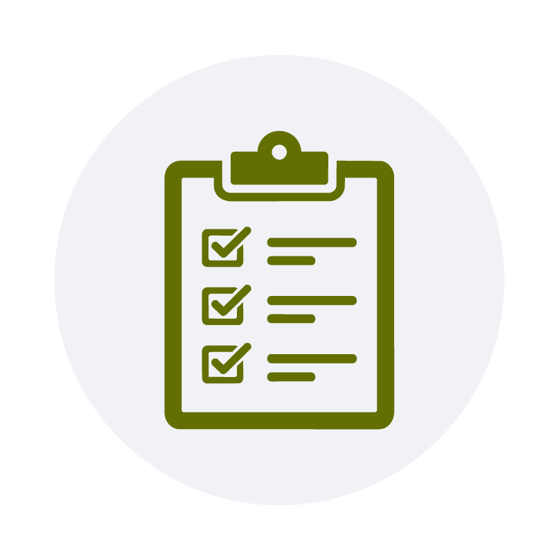 directivo analizando tablero de control en dirección estratégica de proyectos